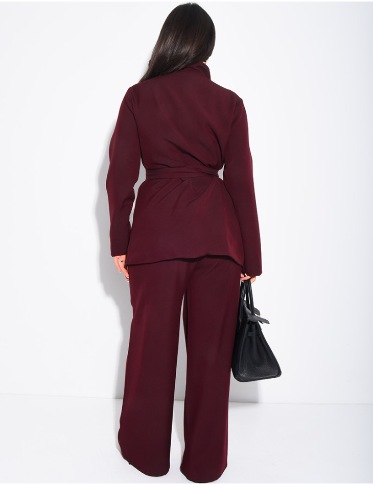 Hosenanzug mit doppelreihigem Blazer und Gürtel