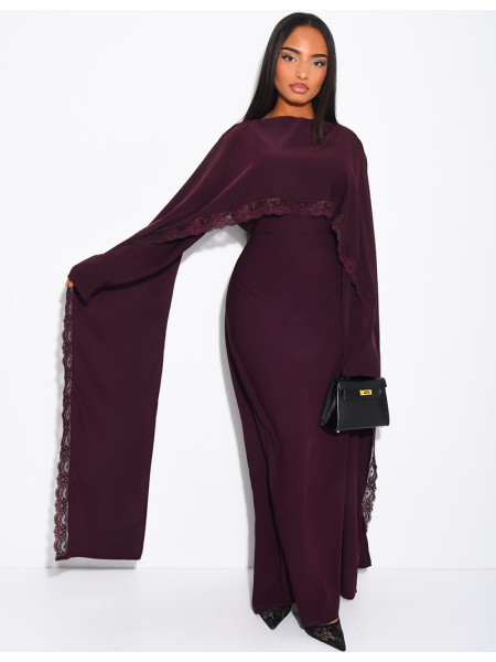 Langes, tailliertes Kleid mit Spitzenbesatz am Cape