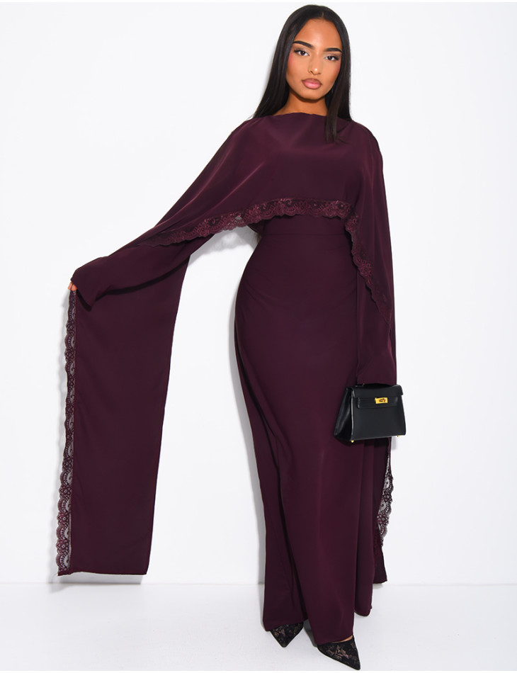 Langes, tailliertes Kleid mit Spitzenbesatz am Cape