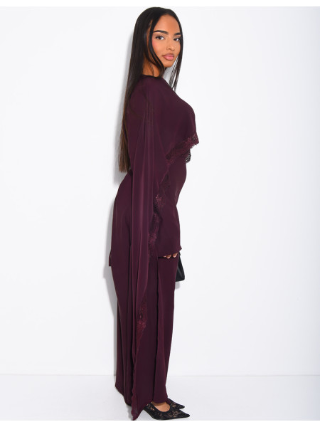 Langes, tailliertes Kleid mit Spitzenbesatz am Cape