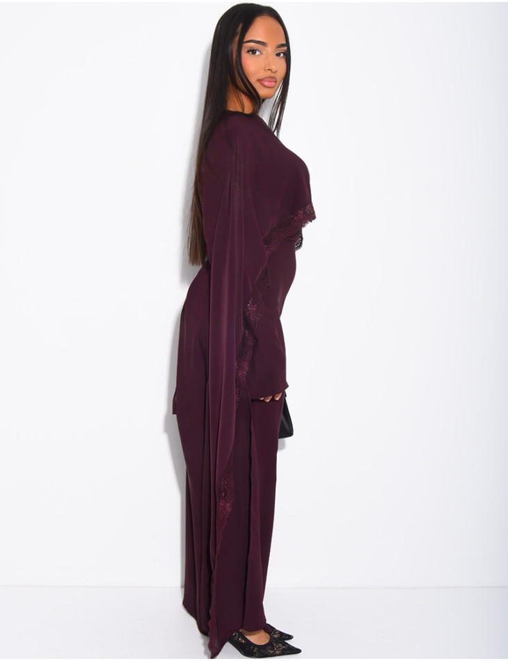 Langes, tailliertes Kleid mit Spitzenbesatz am Cape