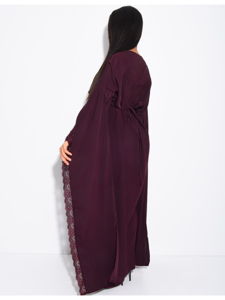 Langes, tailliertes Kleid mit Spitzenbesatz am Cape