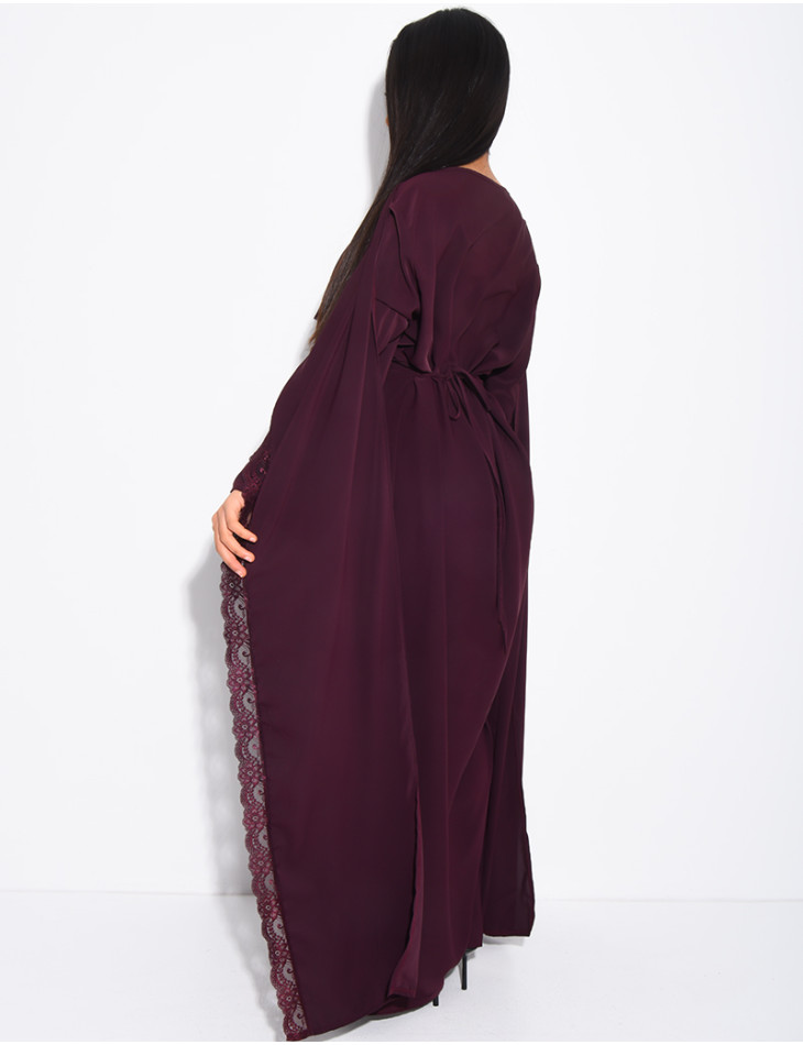 Langes, tailliertes Kleid mit Spitzenbesatz am Cape