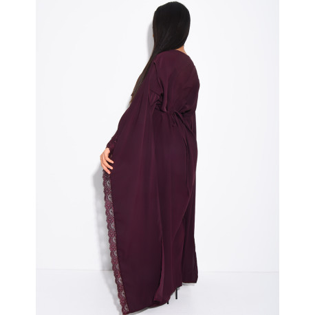 Langes, tailliertes Kleid mit Spitzenbesatz am Cape