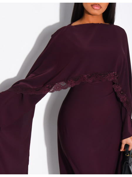 Langes, tailliertes Kleid mit Spitzenbesatz am Cape