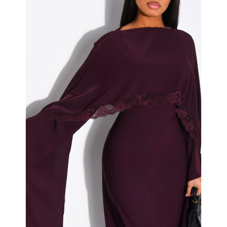 Langes, tailliertes Kleid mit Spitzenbesatz am Cape