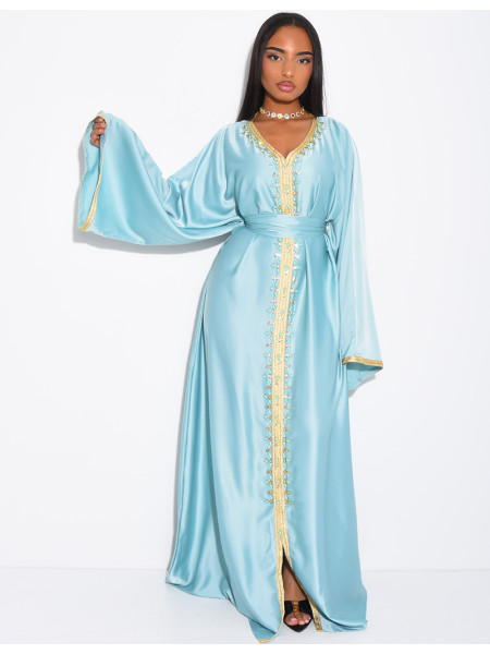 Premium Abaya aus Satin mit handgenähten Kristallen und goldener Einfassung.