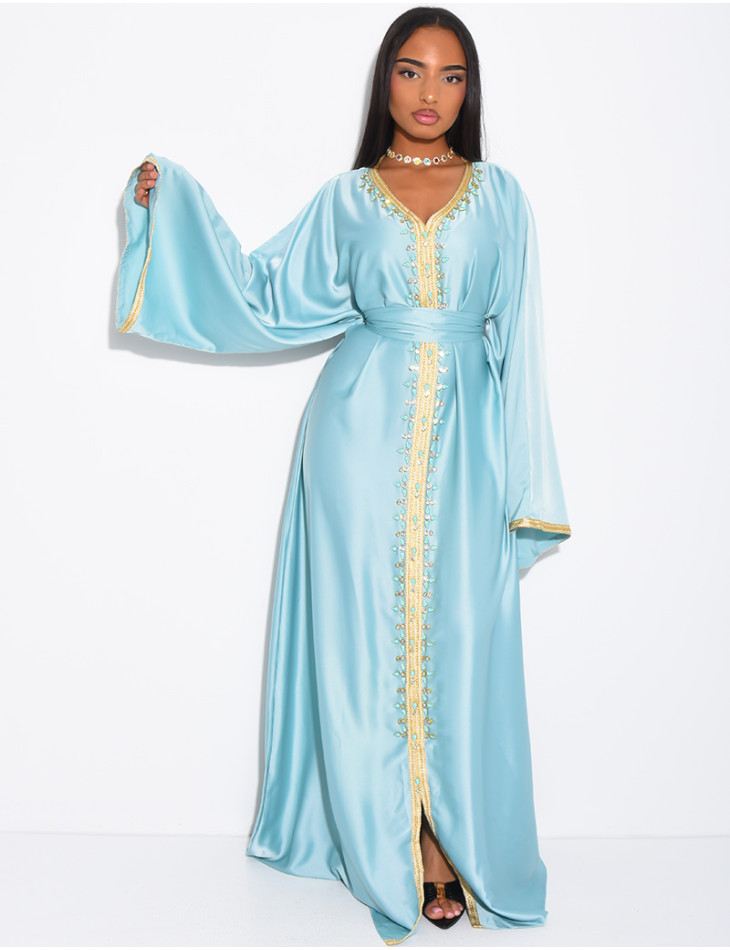 Premium Abaya aus Satin mit handgenähten Kristallen und goldener Einfassung.