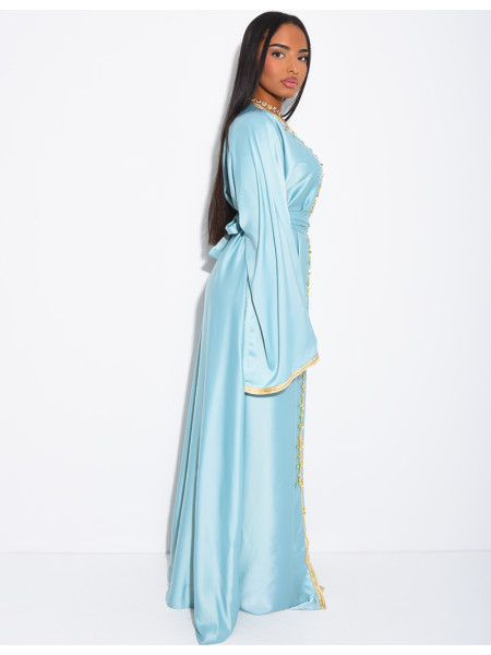 Premium Abaya aus Satin mit handgenähten Kristallen und goldener Einfassung.