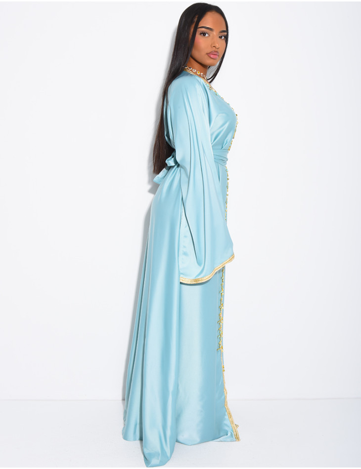 Premium Abaya aus Satin mit handgenähten Kristallen und goldener Einfassung.