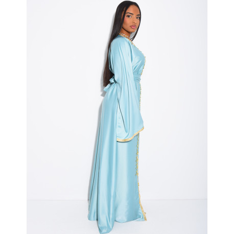 Premium Abaya aus Satin mit handgenähten Kristallen und goldener Einfassung.