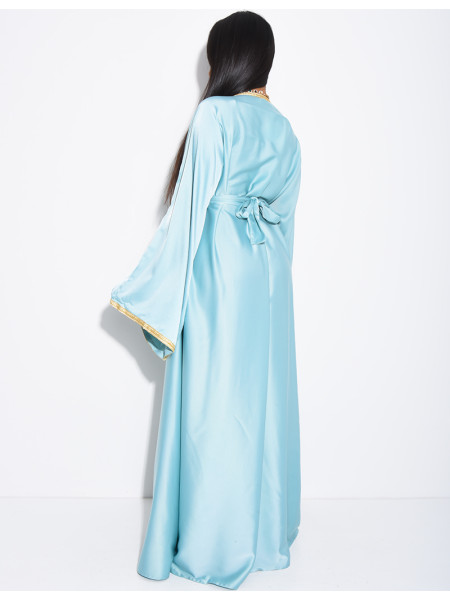 Premium Abaya aus Satin mit handgenähten Kristallen und goldener Einfassung.