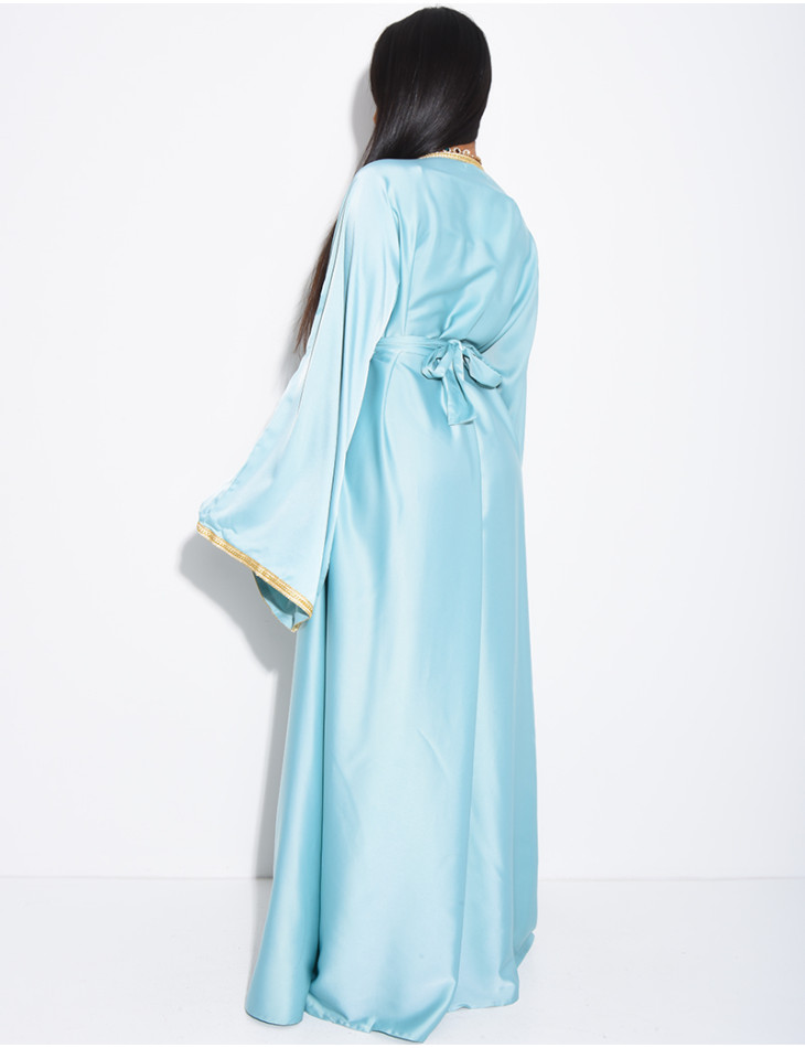 Premium Abaya aus Satin mit handgenähten Kristallen und goldener Einfassung.