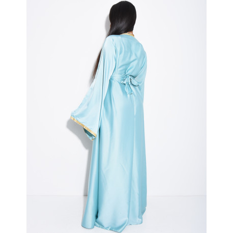 Premium Abaya aus Satin mit handgenähten Kristallen und goldener Einfassung.