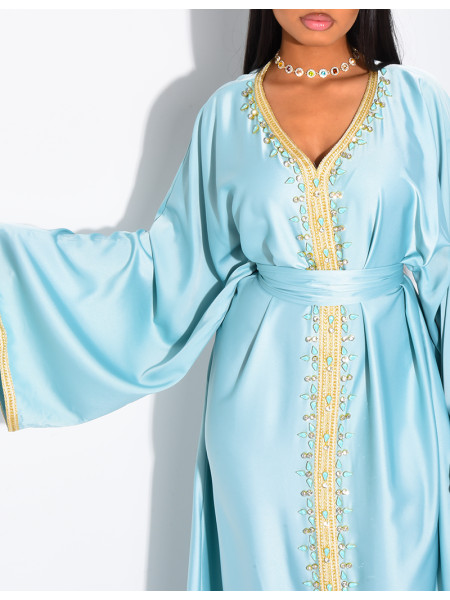 Premium Abaya aus Satin mit handgenähten Kristallen und goldener Einfassung.