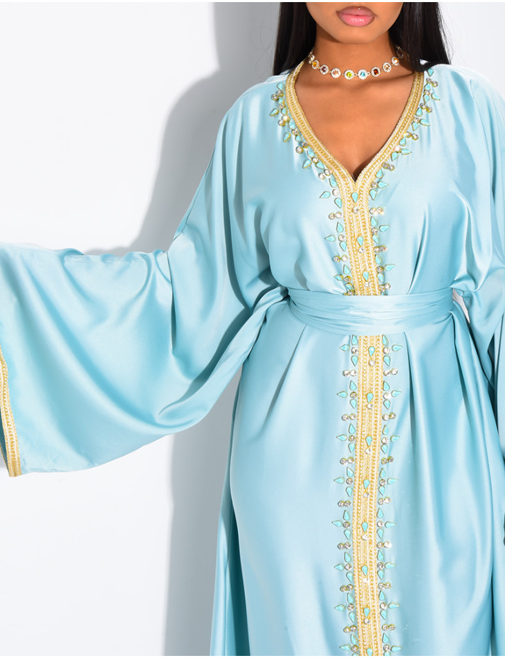 Premium Abaya aus Satin mit handgenähten Kristallen und goldener Einfassung.