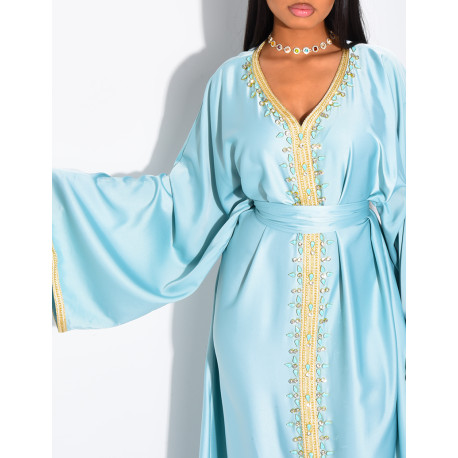 Premium Abaya aus Satin mit handgenähten Kristallen und goldener Einfassung.