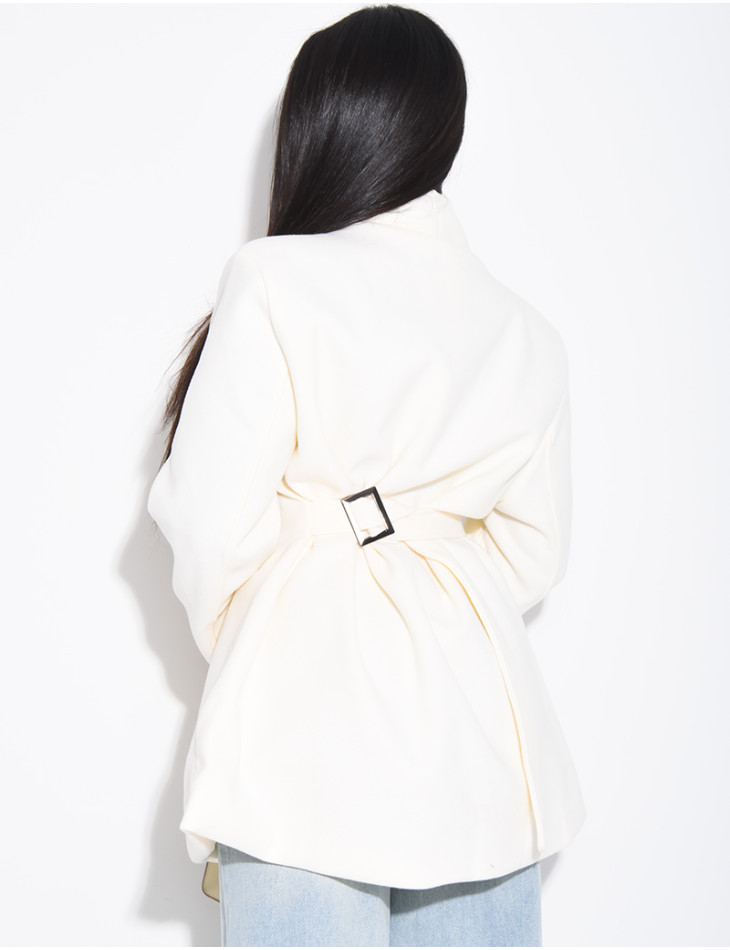 Manteau cintrée effet cache coeur à serrer dans le dos