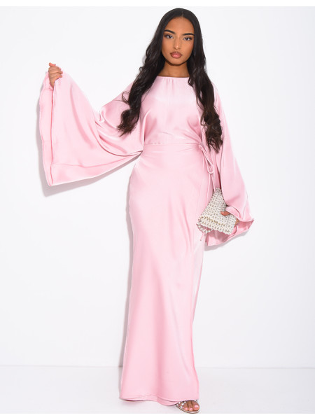 Robe très longue en satin manches évasées à nouer à la taille