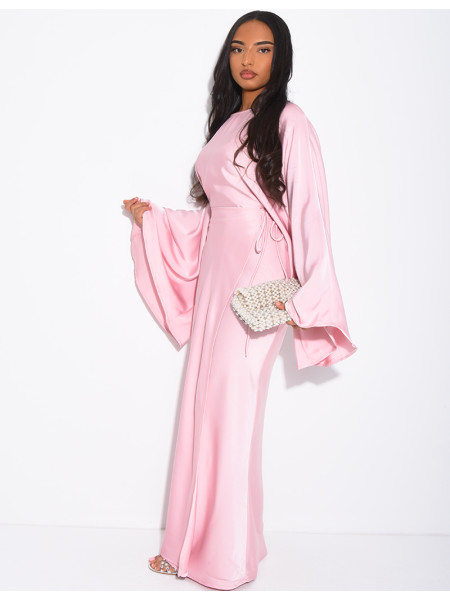 Robe très longue en satin manches évasées à nouer à la taille