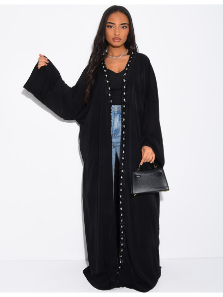 Langer Kimono aus Voile mit perlen- und strassverzierten Bordüren.