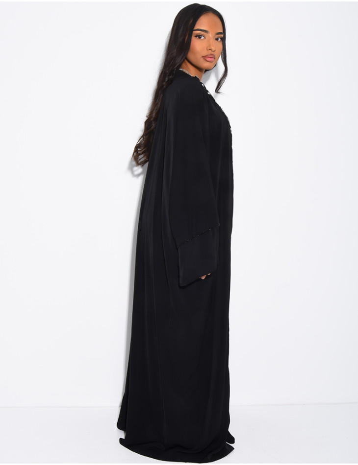 Langer Kimono aus Voile mit perlen- und strassverzierten Bordüren.