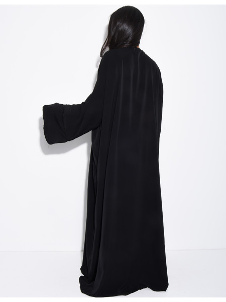 Langer Kimono aus Voile mit perlen- und strassverzierten Bordüren.