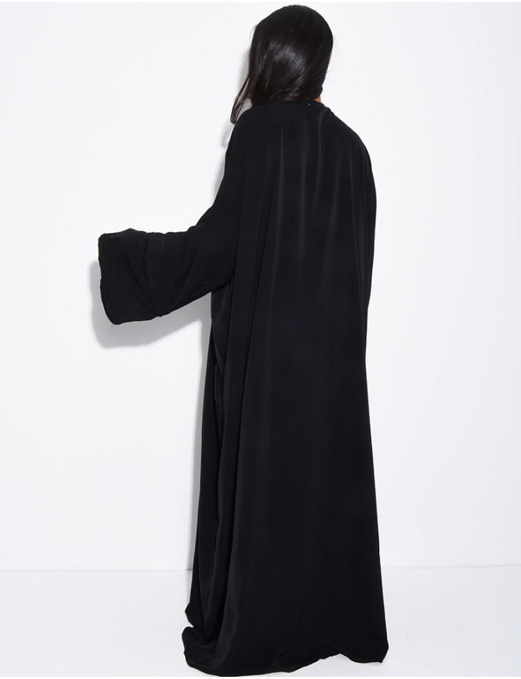 Langer Kimono aus Voile mit perlen- und strassverzierten Bordüren.