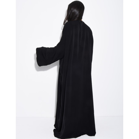 Langer Kimono aus Voile mit perlen- und strassverzierten Bordüren.