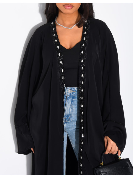 Langer Kimono aus Voile mit perlen- und strassverzierten Bordüren.