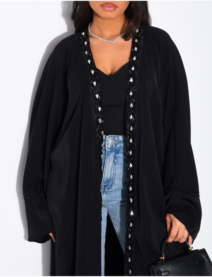 Langer Kimono aus Voile mit perlen- und strassverzierten Bordüren.