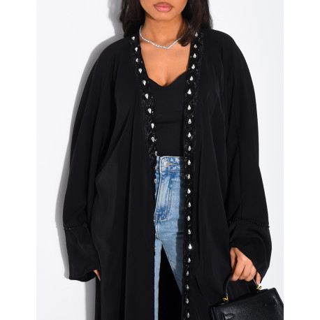Langer Kimono aus Voile mit perlen- und strassverzierten Bordüren.