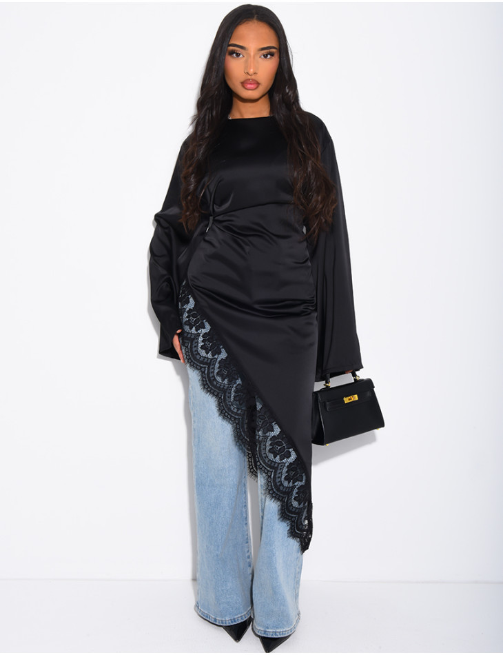 Top long asymétrique en satin à dentelle