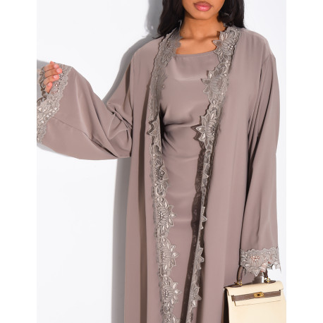 Ensemble en satin robe sans manches et kimono à dentelle