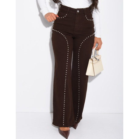 Straight-leg jeans with studs and contrasting stitching