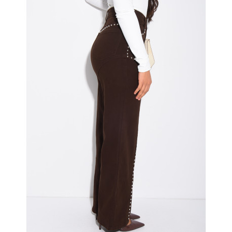 Straight-leg jeans with studs and contrasting stitching