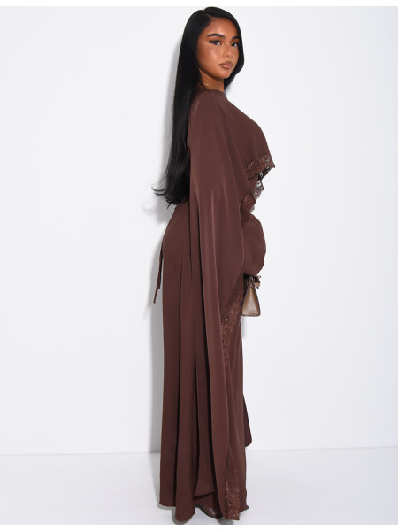 Langes, tailliertes Kleid mit Spitzenbesatz am Cape