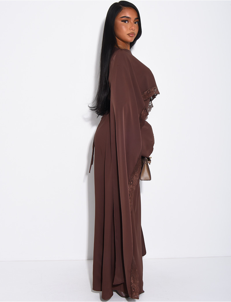 Robe longue ajustée à bordures en dentelle sur la cape