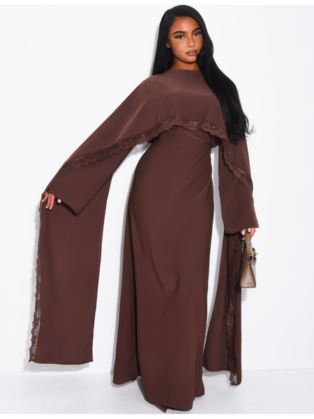 Langes, tailliertes Kleid mit Spitzenbesatz am Cape