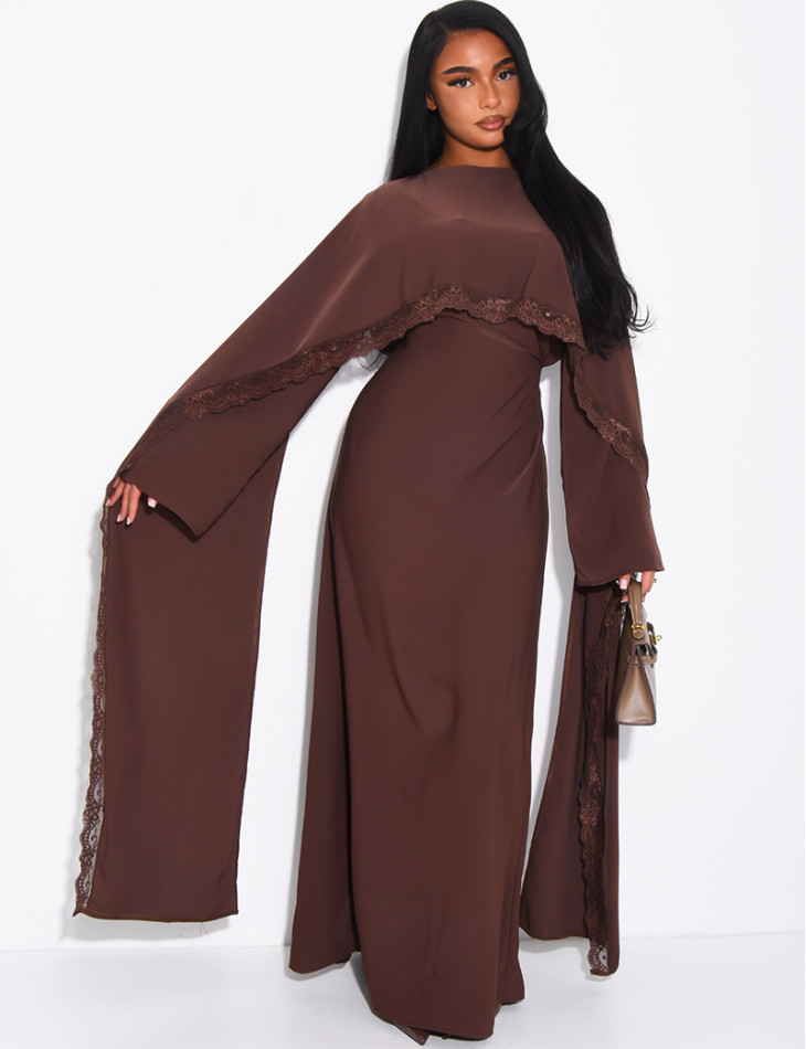 Langes, tailliertes Kleid mit Spitzenbesatz am Cape