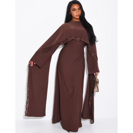 Langes, tailliertes Kleid mit Spitzenbesatz am Cape