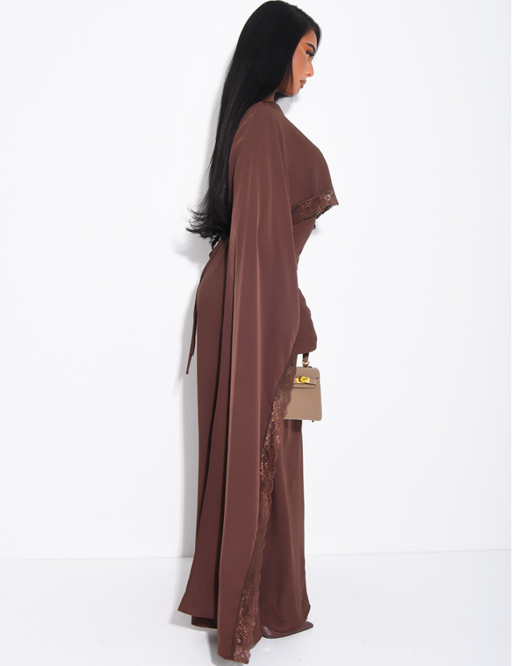 Langes, tailliertes Kleid mit Spitzenbesatz am Cape