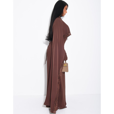 Langes, tailliertes Kleid mit Spitzenbesatz am Cape