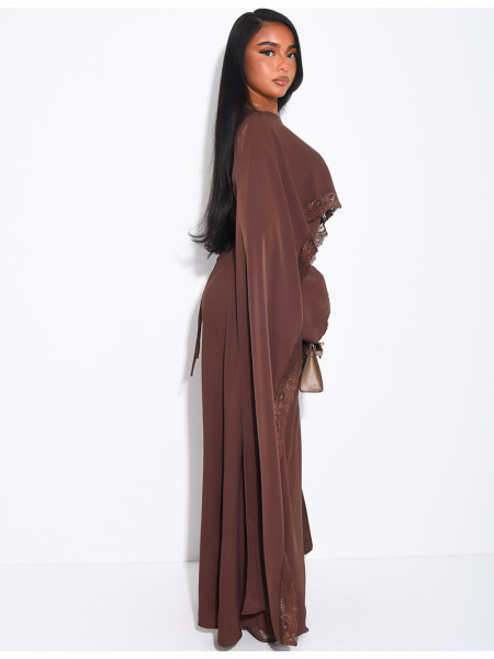 Langes, tailliertes Kleid mit Spitzenbesatz am Cape