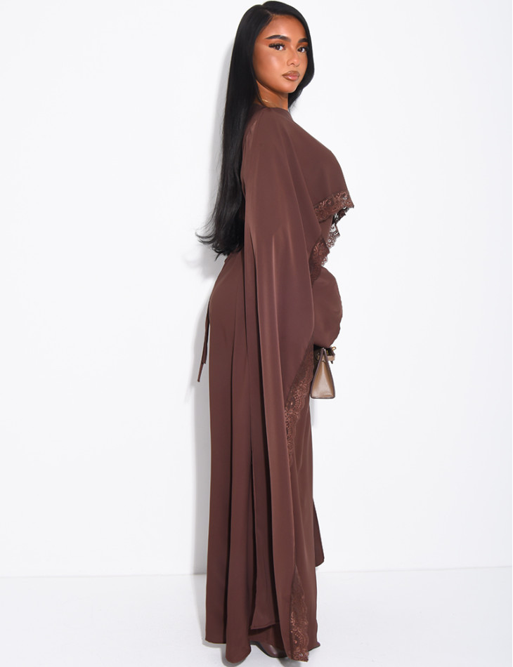 Langes, tailliertes Kleid mit Spitzenbesatz am Cape