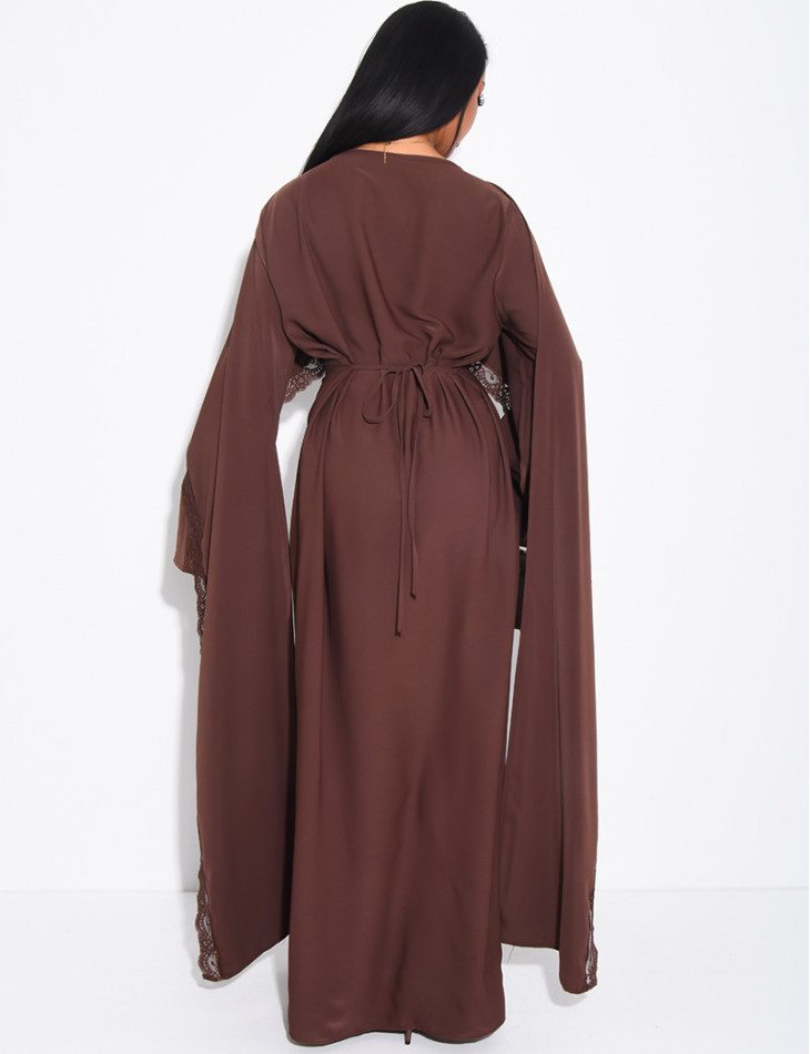 Langes, tailliertes Kleid mit Spitzenbesatz am Cape