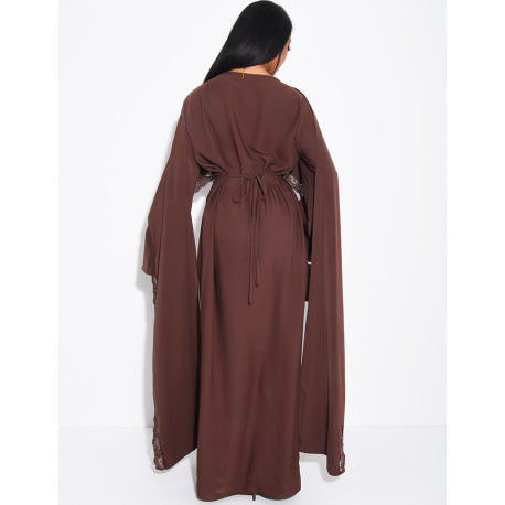 Langes, tailliertes Kleid mit Spitzenbesatz am Cape