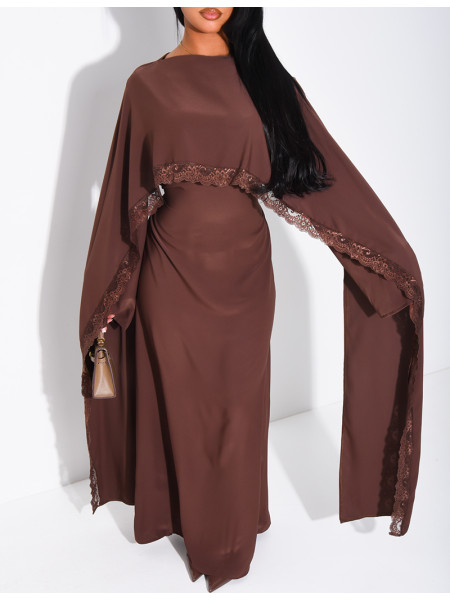 Langes, tailliertes Kleid mit Spitzenbesatz am Cape