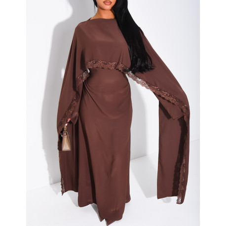 Langes, tailliertes Kleid mit Spitzenbesatz am Cape