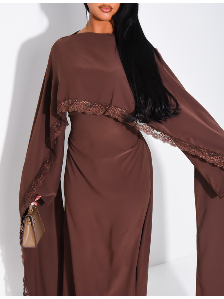 Langes, tailliertes Kleid mit Spitzenbesatz am Cape